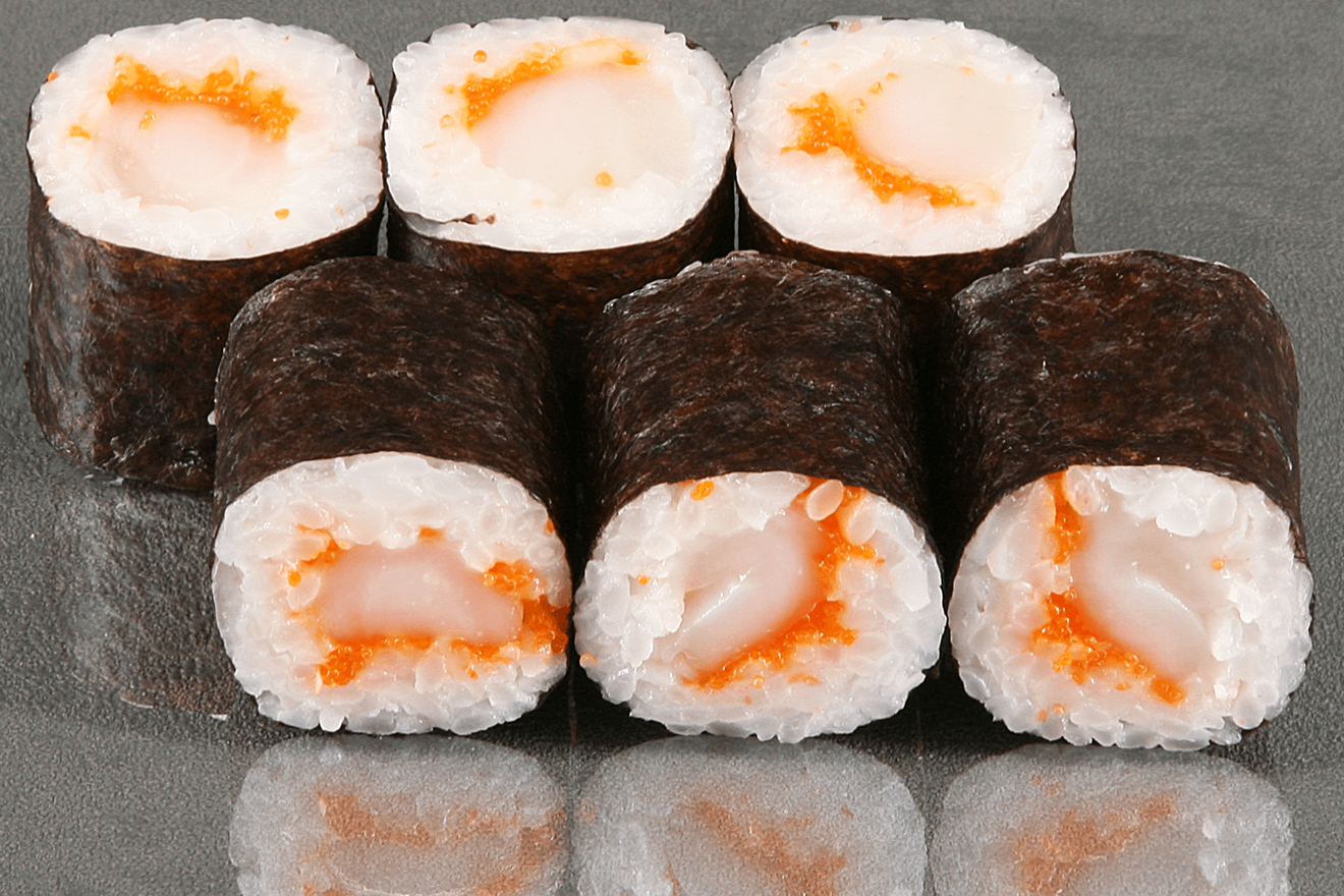 Классический японский ролл с морским гребешком и икрой капеллана масаго. Хотатэ маки