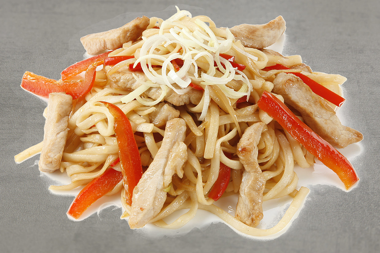 Пшеничная лапша обжаренная со свининой и овощами. Бутанику удон яки