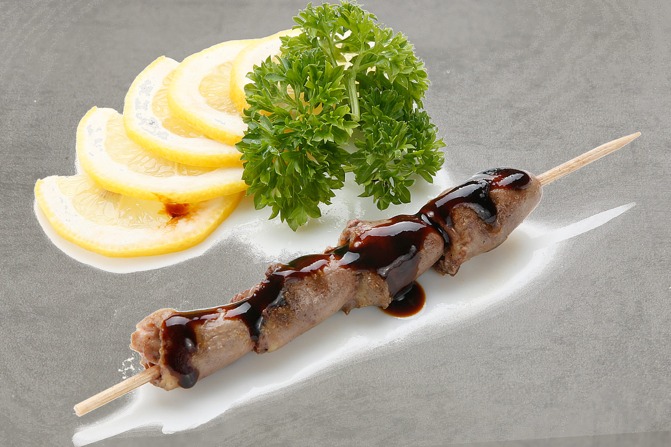 Японский шашлычок якитори из куриных сердечек, приготовленный на теппане и приправленный соусом унаги. Шашлычок из куриных сердец