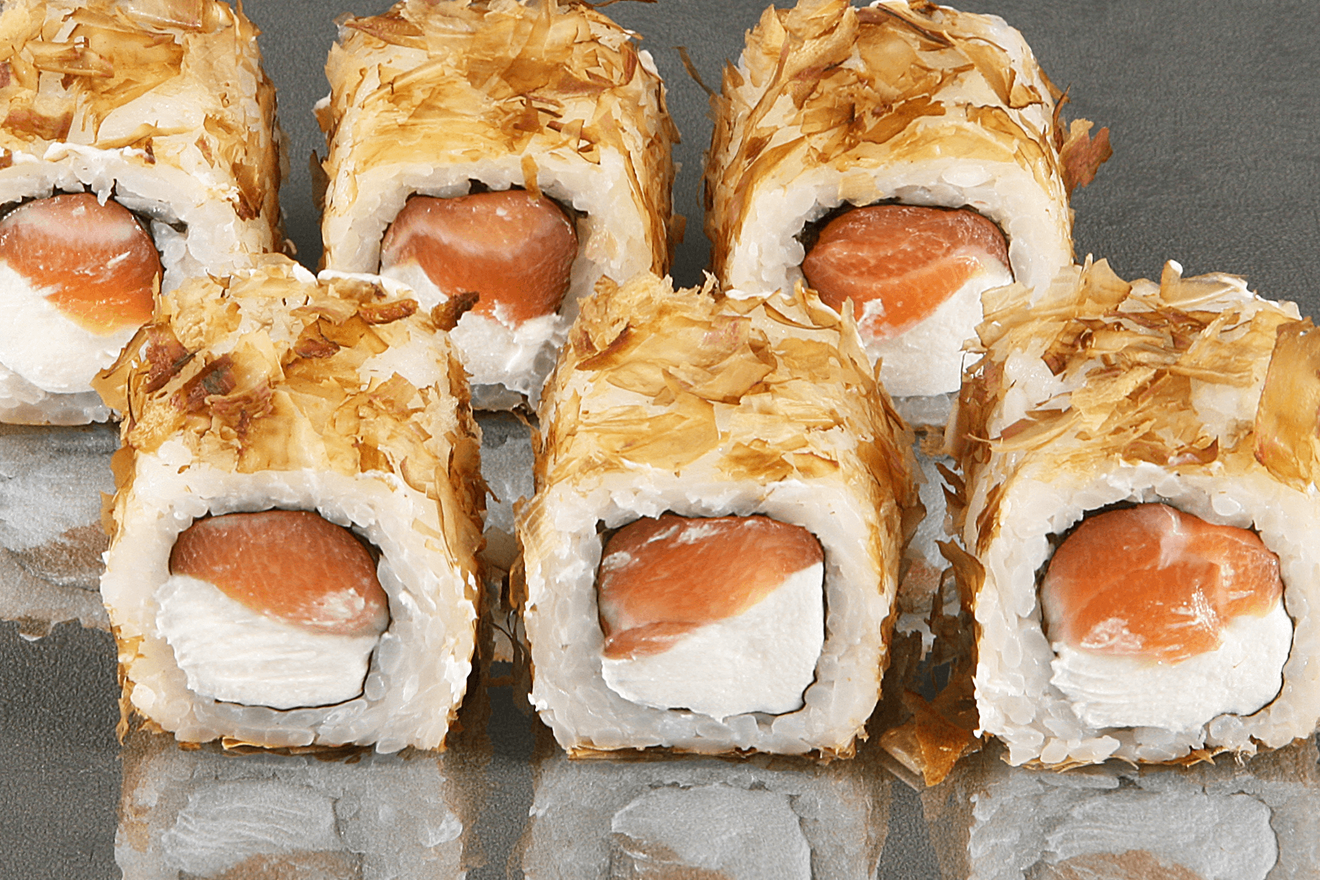 Нежный ролл со свежим лососем и сливочным сыром в обсыпке из стружки копчёного тунца. Бонито Филадельфия