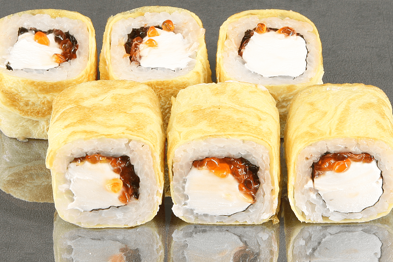 Нежный ролл с оригинальным сочетанием зернистой икры лосося и нежного сливочного сыра, обёрнутый в японский яичный блинчик. Гейша