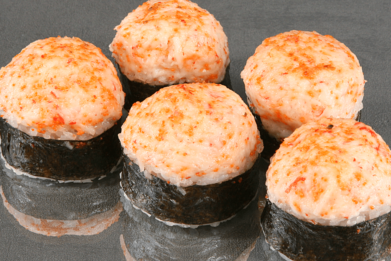 Запечённый ролл со снежным крабом, сливочным сыром, огурцом и майонезом. Каджи Ёми