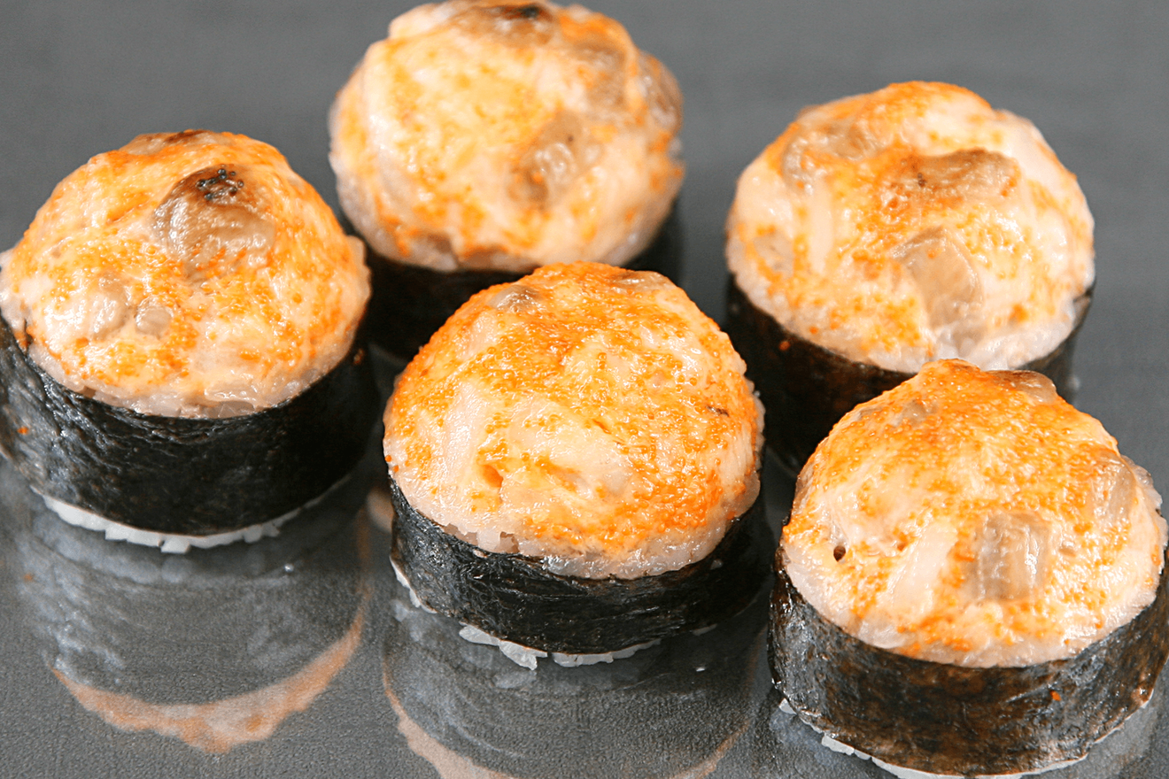 Аппетитный запечённый ролл с лососем, окунем, японским омлетом, мягким сыром, зелёным салатом, помидором, майонезом и икрой капеллана. Каджи Сякэ ролл