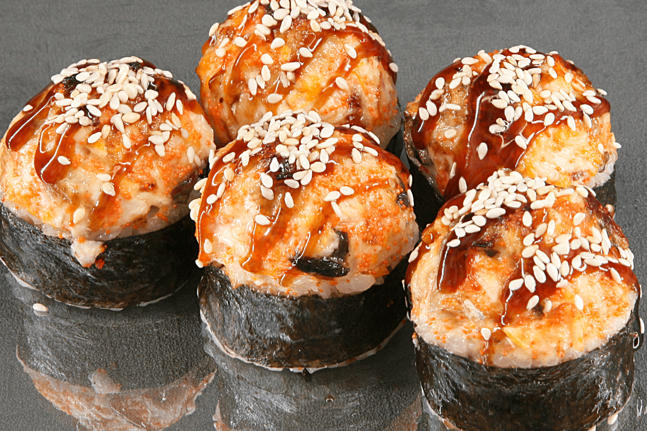 Аппетитный запечённый ролл с копчёным угрём, копчёным куриным филе, японским омлетом, мягким сыром, огурцом, помидором, майонезом и икрой капеллана. Каджи Унаги ролл