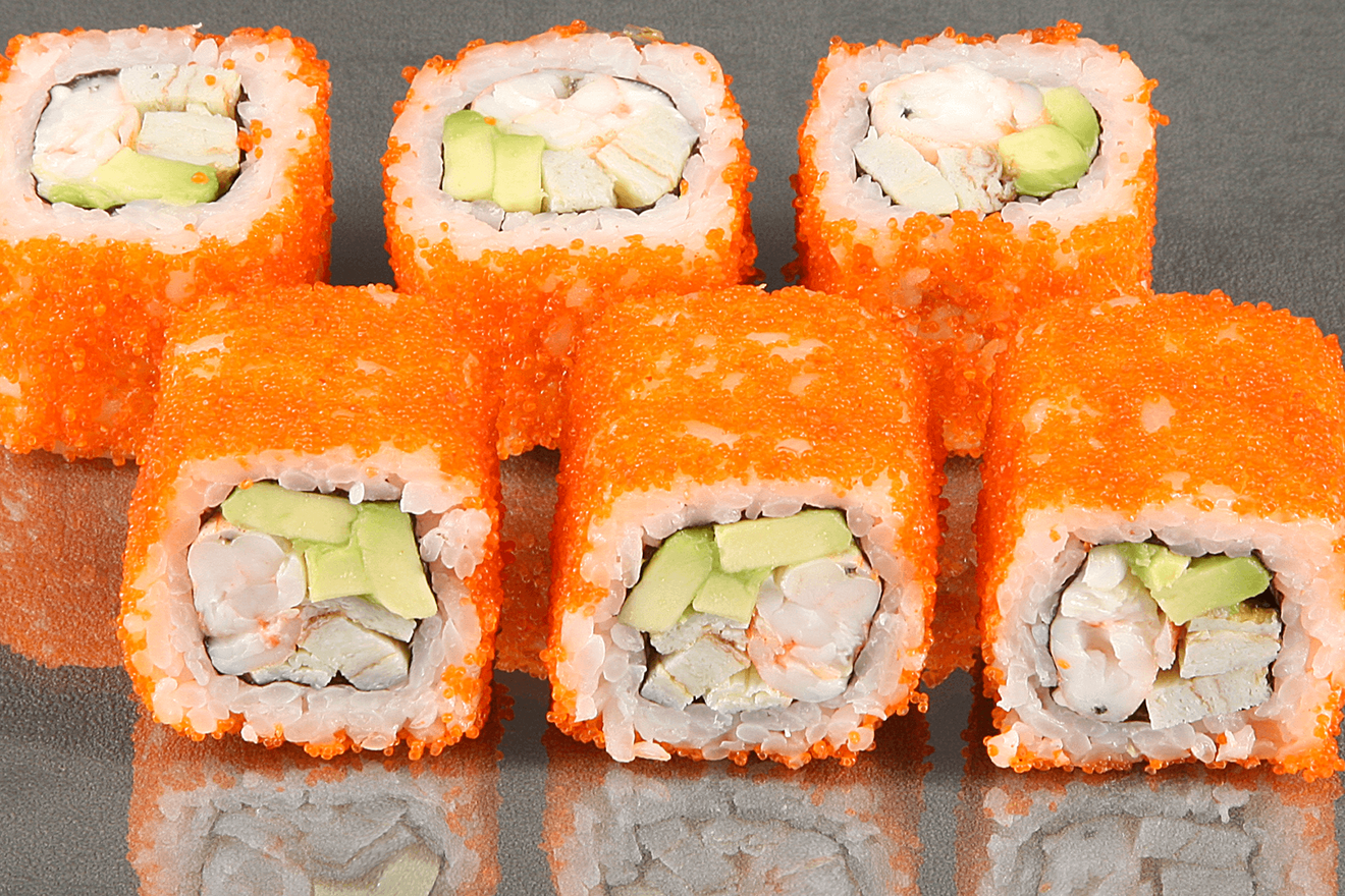 Классический ролл Калифорния с креветками, японским омлетом и авокадо, приправленный майонезом, в обсыпке из оранжевой икры капеллана. Калифорния Хит