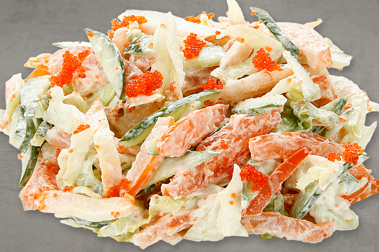 Салат из копчёной курицы и креветок с икрой летучей рыбы Тобико, овощами и салатом Айсберг. Очень вкусно! Каруи