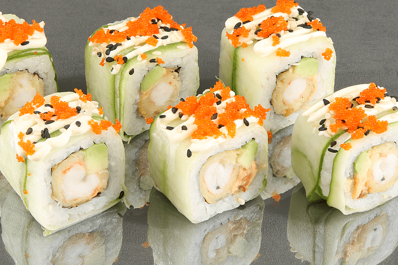 Ролл с королевской креветкой в кляре, авокадо и икрой капеллана, обёрнутый в огурец, приправленный тайским чили соусом. Оригинально и вкусно! Китами