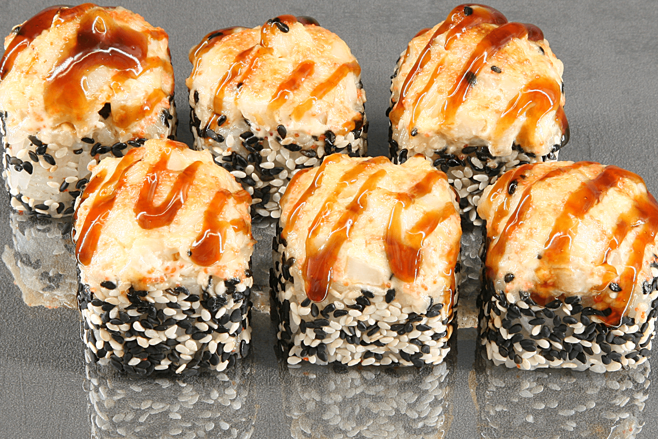 Запечённый ролл с лососем и авокадо под шапочкой из кальмара с соусами васабико и унаги. Ояма