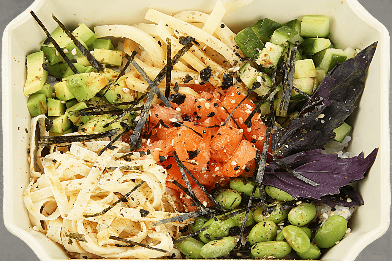 Филе лосося, авокадо, огурец, бобы эдамаме, ростки бамбука и японский омлет на рисе. Украшается смесью белого и чёрного кунжута, полосками водорослей нори и базиликом, сервируется соусом унаги. Поке с лососем