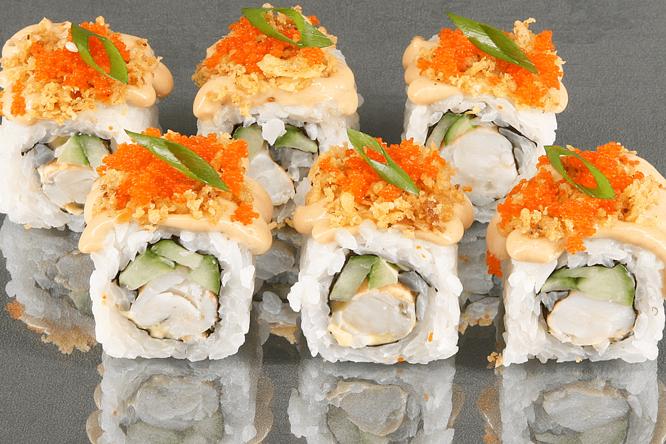 Оригинальный ролл с креветками и огурцом под шапочкой из хрустящего жареного кляра и икры капеллана Масаго. Приправлен сырным и коктейльным соусами, украшен пёрышками зелёного лука. Сакай