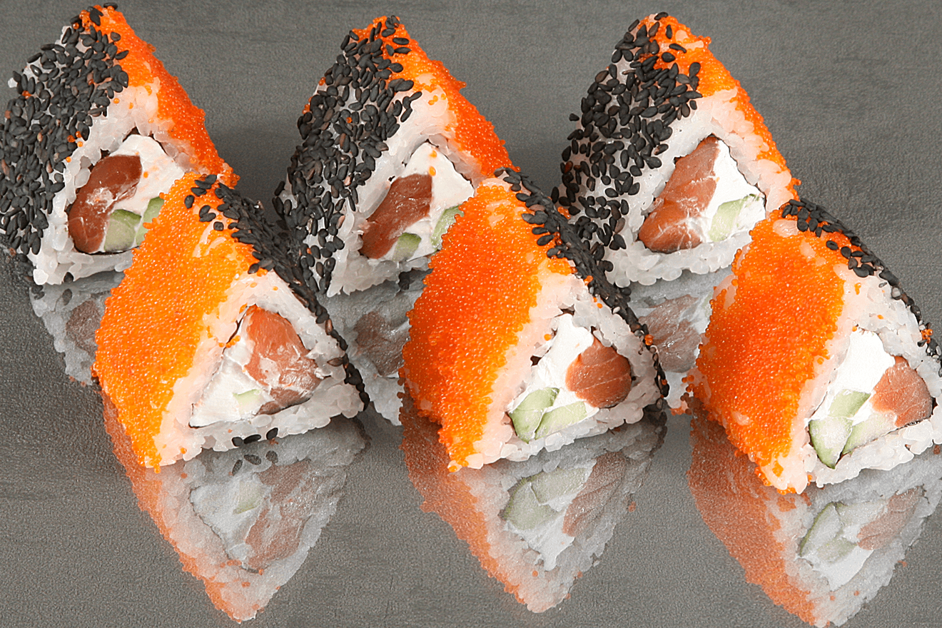 Оригинальный ролл с копчёным лососем, сливочным сыром и огурцом в обсыпке из икры капеллана масаго и обжареных чёрных семян кунжута. Санкакей