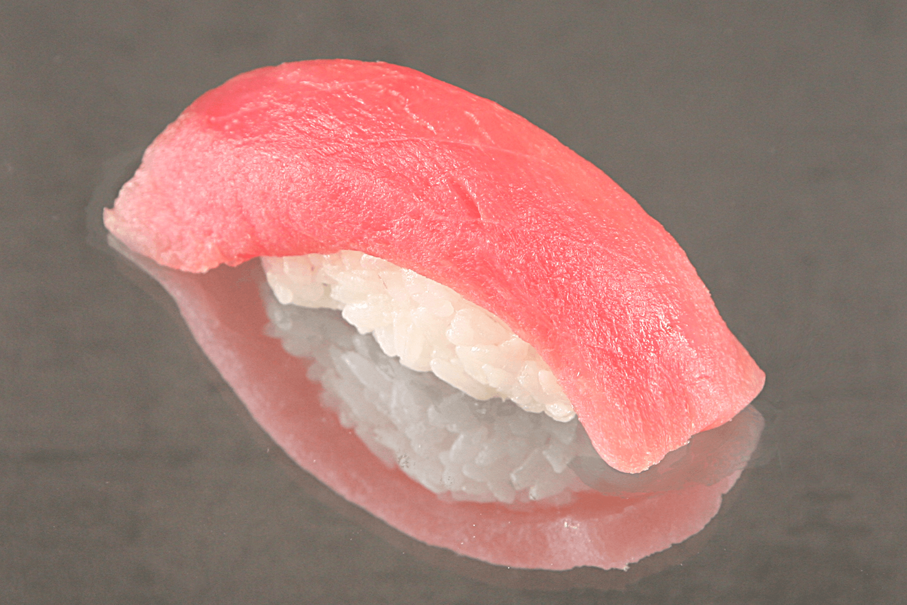 Суши нигири со свежайшим желтопёрым тайским тунцом. Магуро