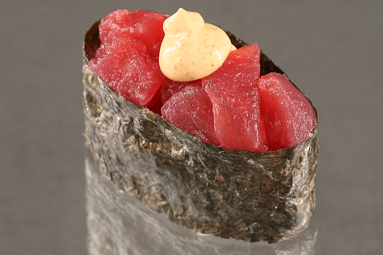 Острые суши гункан с мясом желтопёрого тайского тунца, приправленным специальным острым соусом спайси. Спайси Магуро