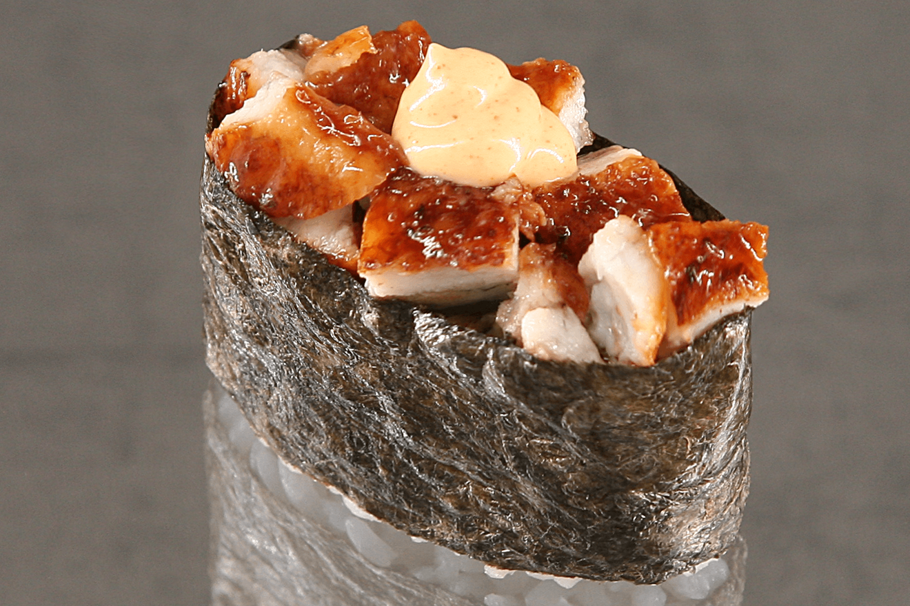 Острые суши гункан с подкопчёным угрём, приправленным специальным острым соусом спайси. Очень вкусно! Спайси Унаги