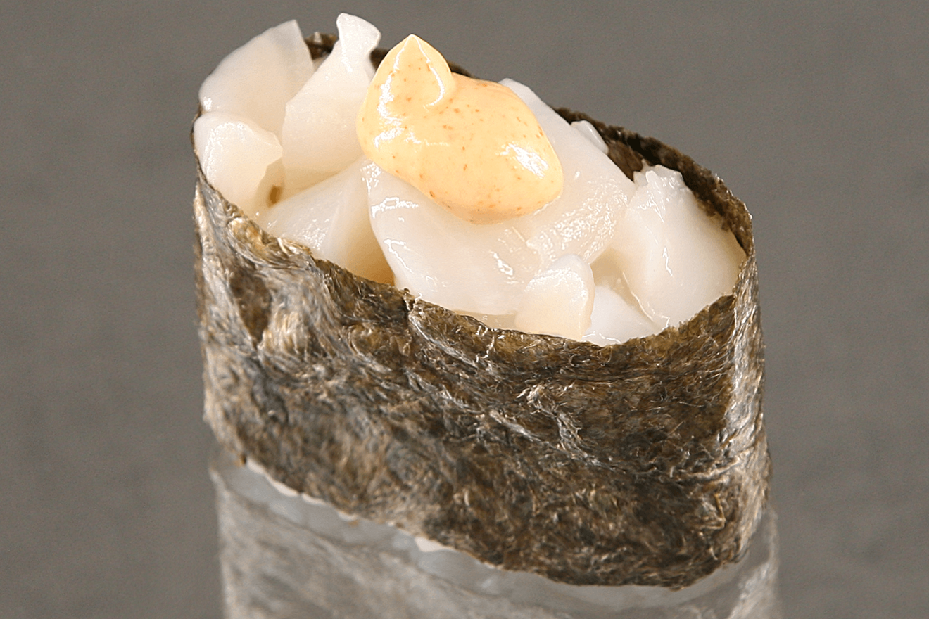 Острые суши гункан с морским гребешком, приправленным специальным острым соусом спайси. Спайси Хотатэ