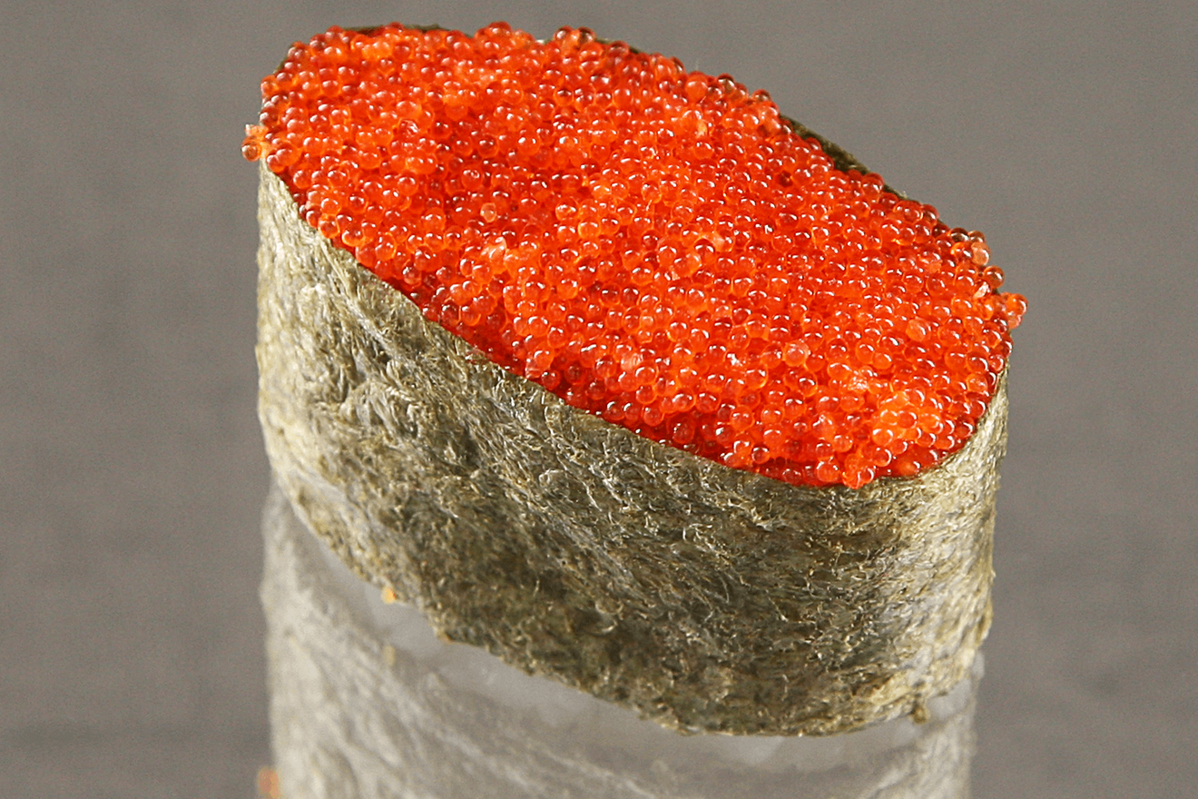 Суши гункан, заполненные икрой тобико - летучей рыбы. Очень вкусно! Тобико