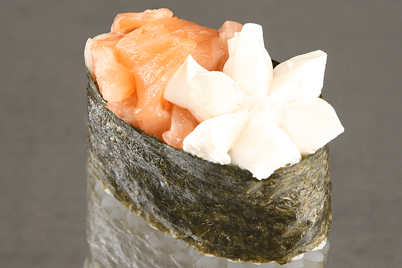 Суши с охлаждённым лососем и мягким сыром. Филадельфия Сякэ