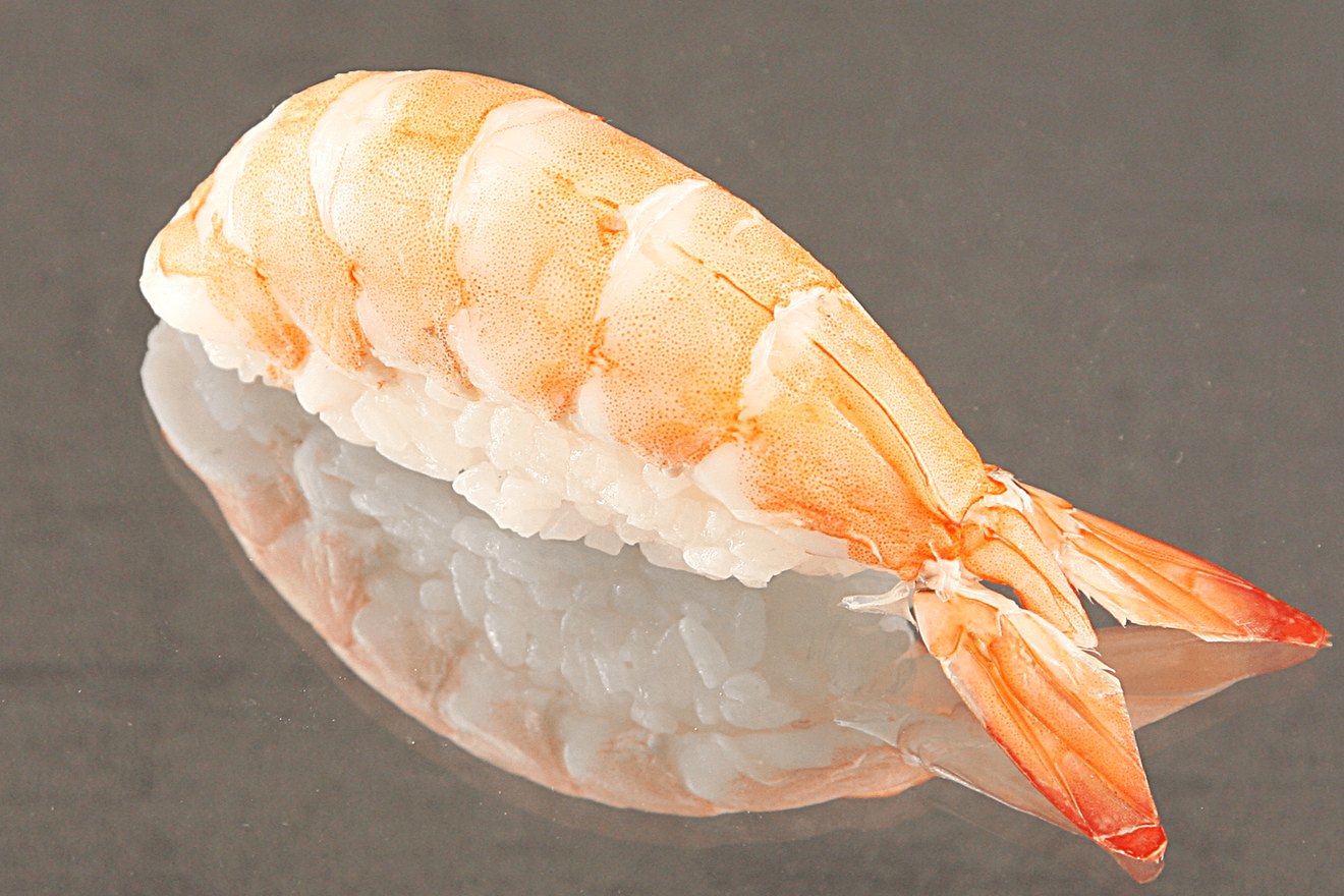 Суши нигири со слегка отваренной большой тигровой креветкой. Эби