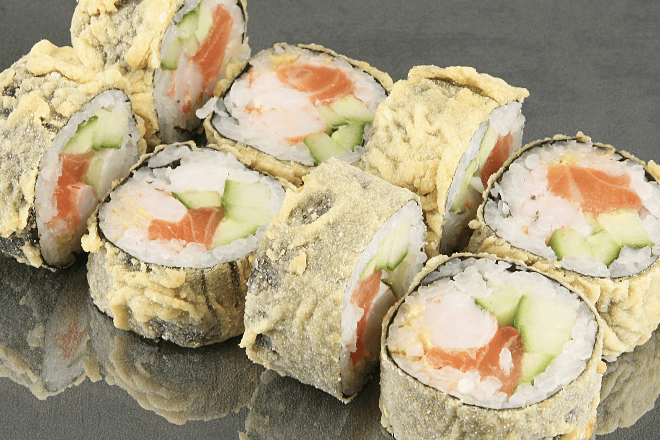 Ролл с креветкой, лососем, огурцом и соусом спайси, обжаренный в кляре. Очень вкусно! Темпура