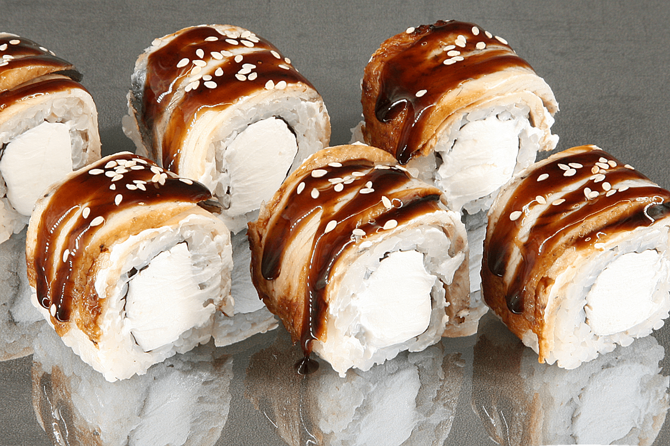 Строгая японская классика - ролл с нежным сливочным сыром, обёрнутый в изысканное филе копчёного угря. Дополнительные скидки на данный ролл не распространяются. Унаги Филадельфия