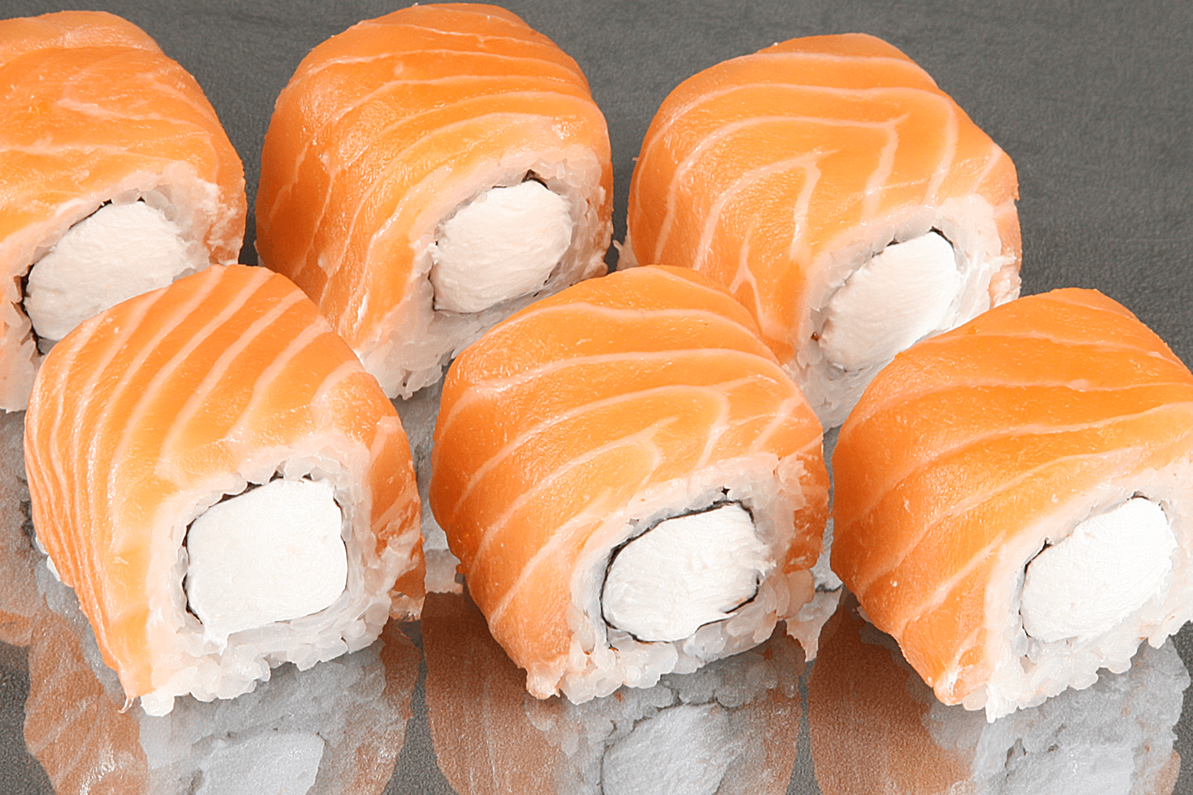 Классический ролл Филадельфия - лосось, нежный сливочный сыр и ничего лишнего. Филадельфия Классик