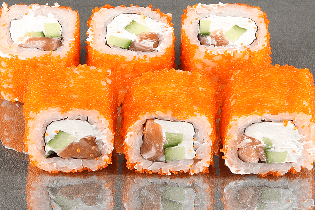 Ролл с лососем, сливочным сыром и огурцом в оранжевой икре капеллана Масаго. Для экономных ценителей японской кухни. Филадельфия Лайт