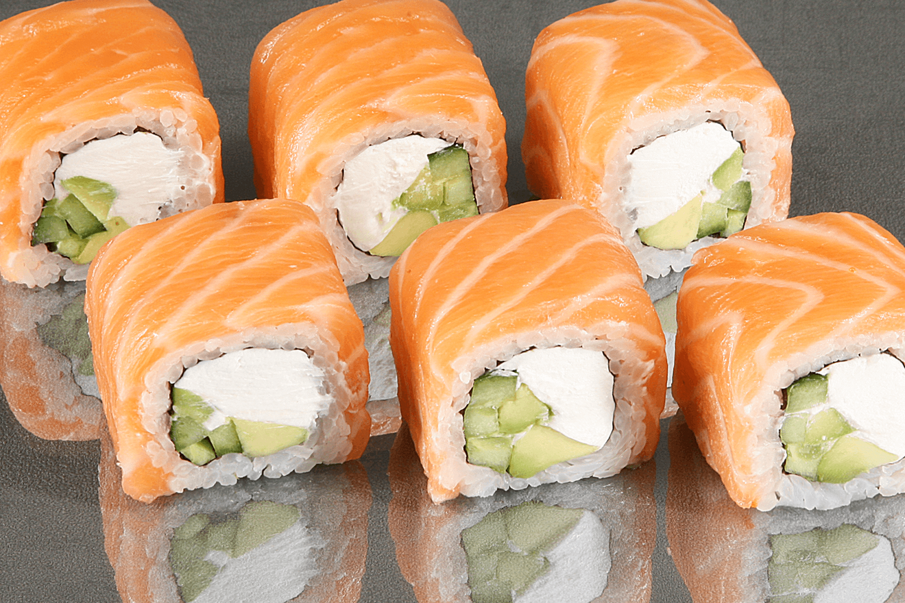 Свежий взгляд на классику - ролл с авокадо, огурцом и нежным сливочным сыром, обёрнутый охлаждённым лососем. Самый большой ролл Филадельфия! Дополнительные скидки на данный ролл не распространяются. Филадельфия ролл