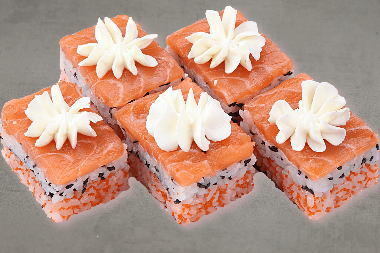 Любимое всеми сочетание лосося, сливочного сыра и оранжевой икры масаго. Бокс-суши Хако