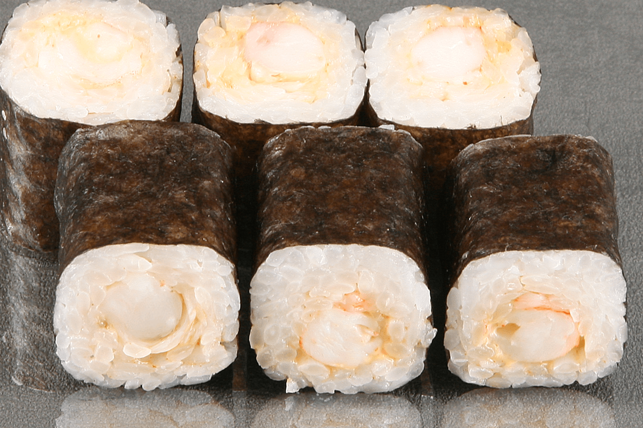 Классический японский ролл с креветками, приправленными соусом спайси. Эби маки спайс