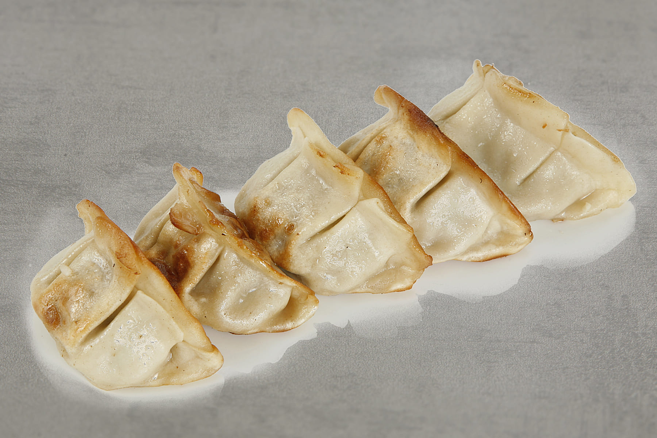 Японские пельмени гёдза с начинкой из свиного фарша. Подаются со специальным соусом. Бутанику гёдза