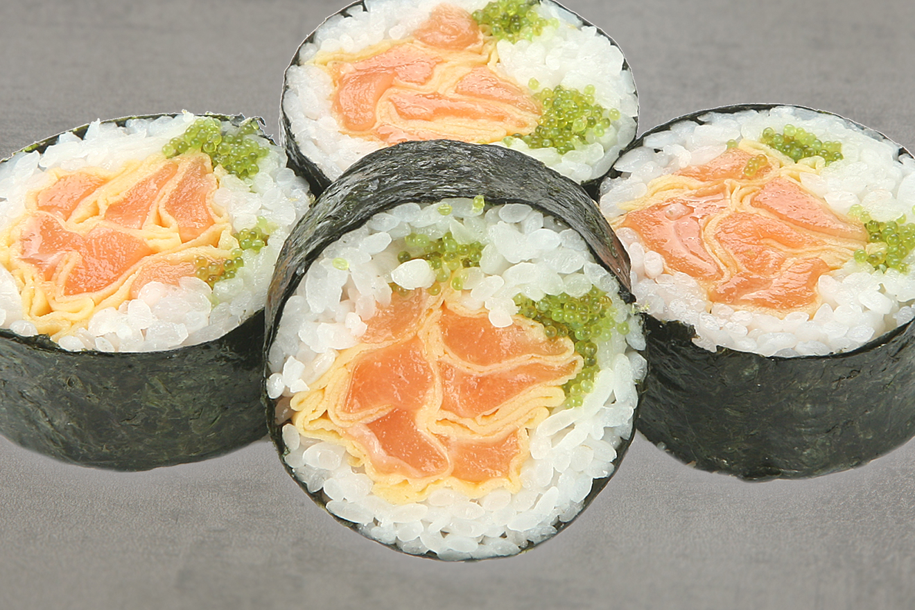 Оригинальный, художественный ролл с лососем, зеленой икрой капеллана и японским омлетом, на срезе ролла образуется узор, напоминающий цветок розы. Кадзари Роза - сякэ