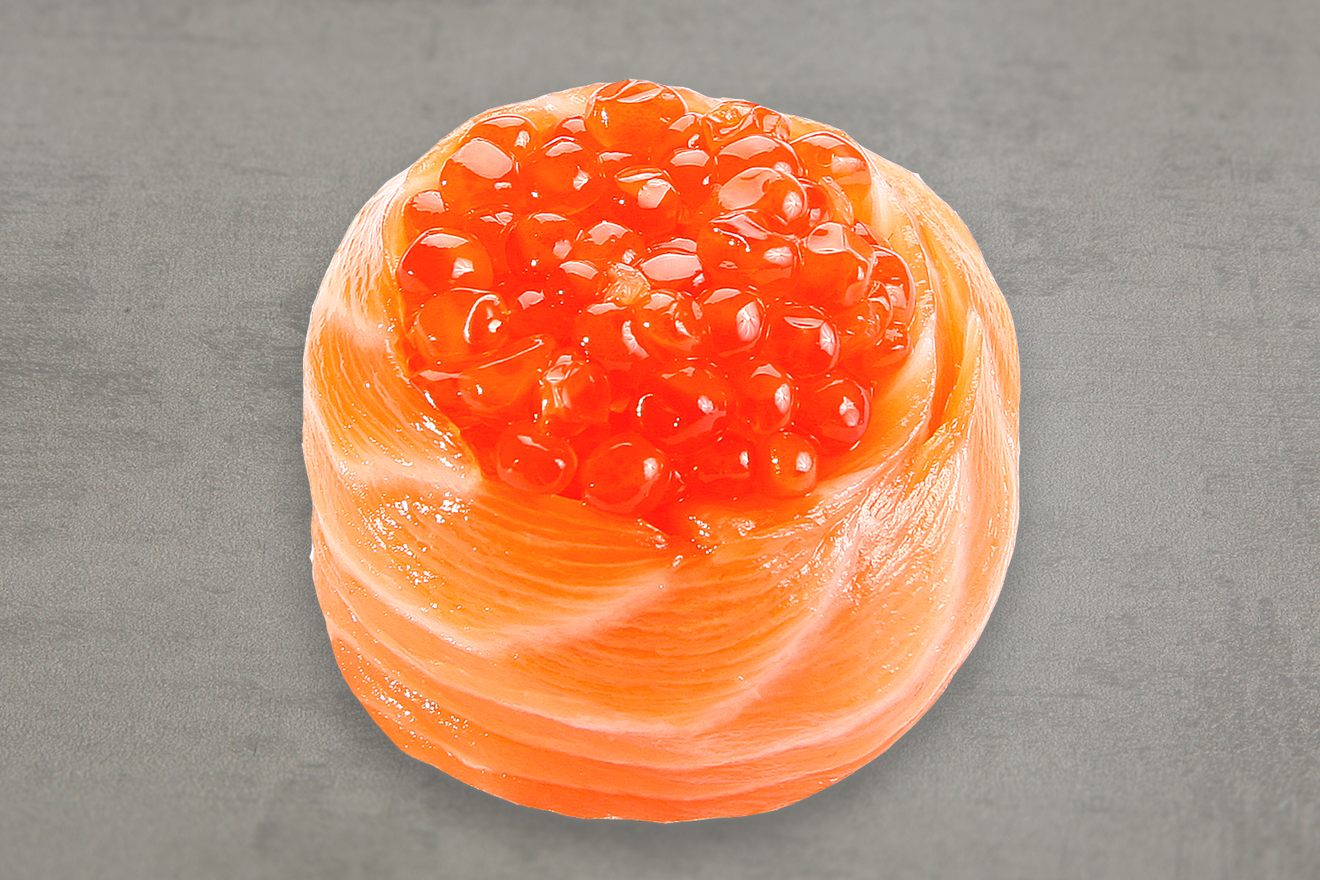 Кадзари - гункан с зернистой икрой лосося, обёрнутый ломтиком нежного лосося. Роскошно и вкусно! Кадзари Сякэ Икура