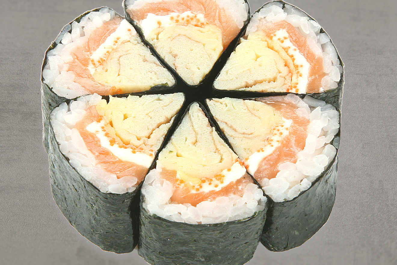 Оригинальный, художественный ролл с лососем и японским омлетом, мягким сыром и икрой масаго. Кадзари тамаго сякэ маки