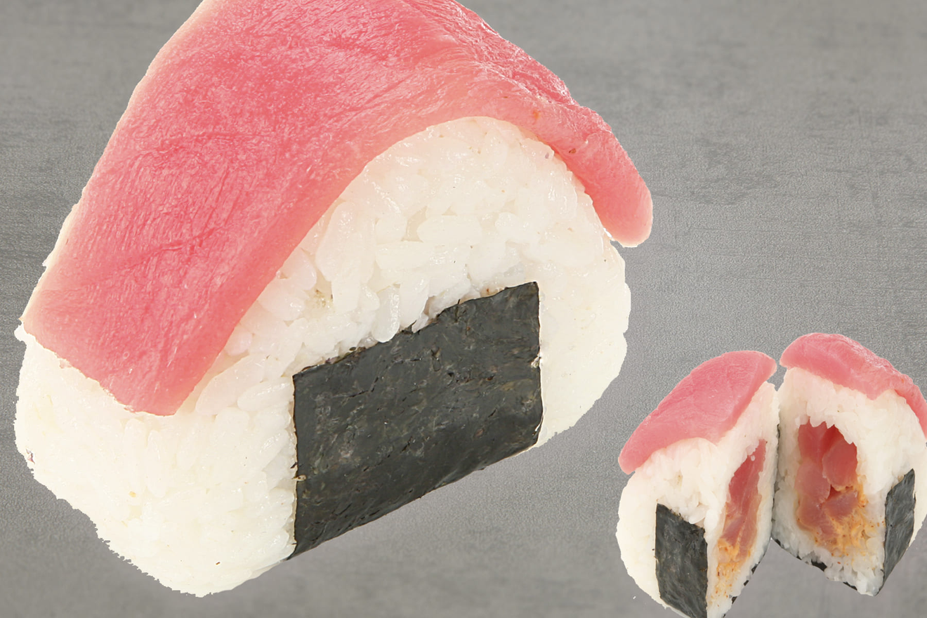 Онигири с тунцом и соусом спайси. Онигири Магуро