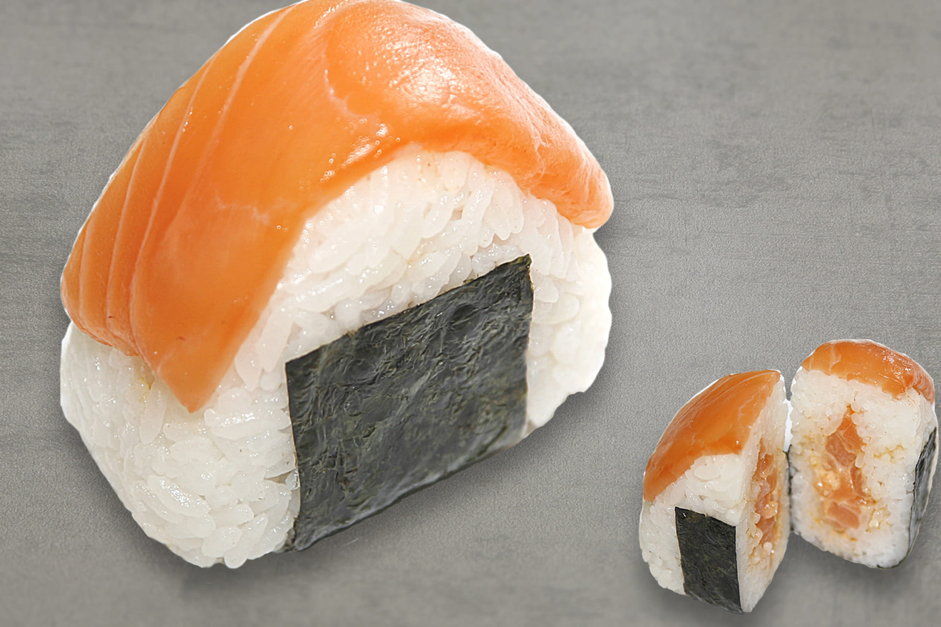 Онигири с лососем, приправленным соусом спайси. Онигири Сякэ