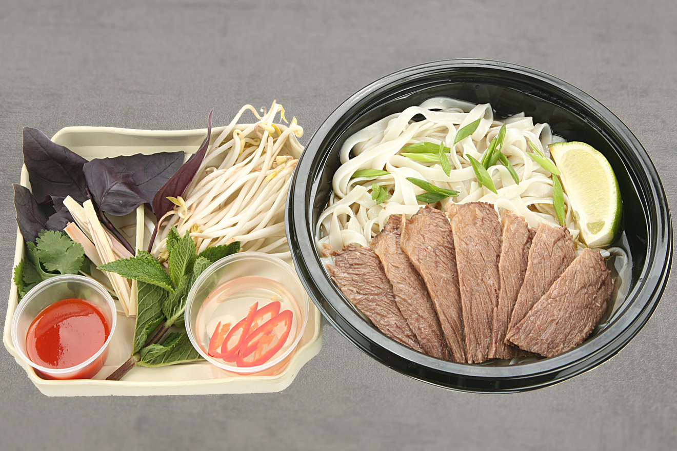 Легендарный суп на ароматном наваристом говяжьем бульоне с говядиной, рисовой лапшой и проростками бобов. Подаётся с букетом свежей зелени, лаймом и особым соусом. Большая порция! Фо Бо