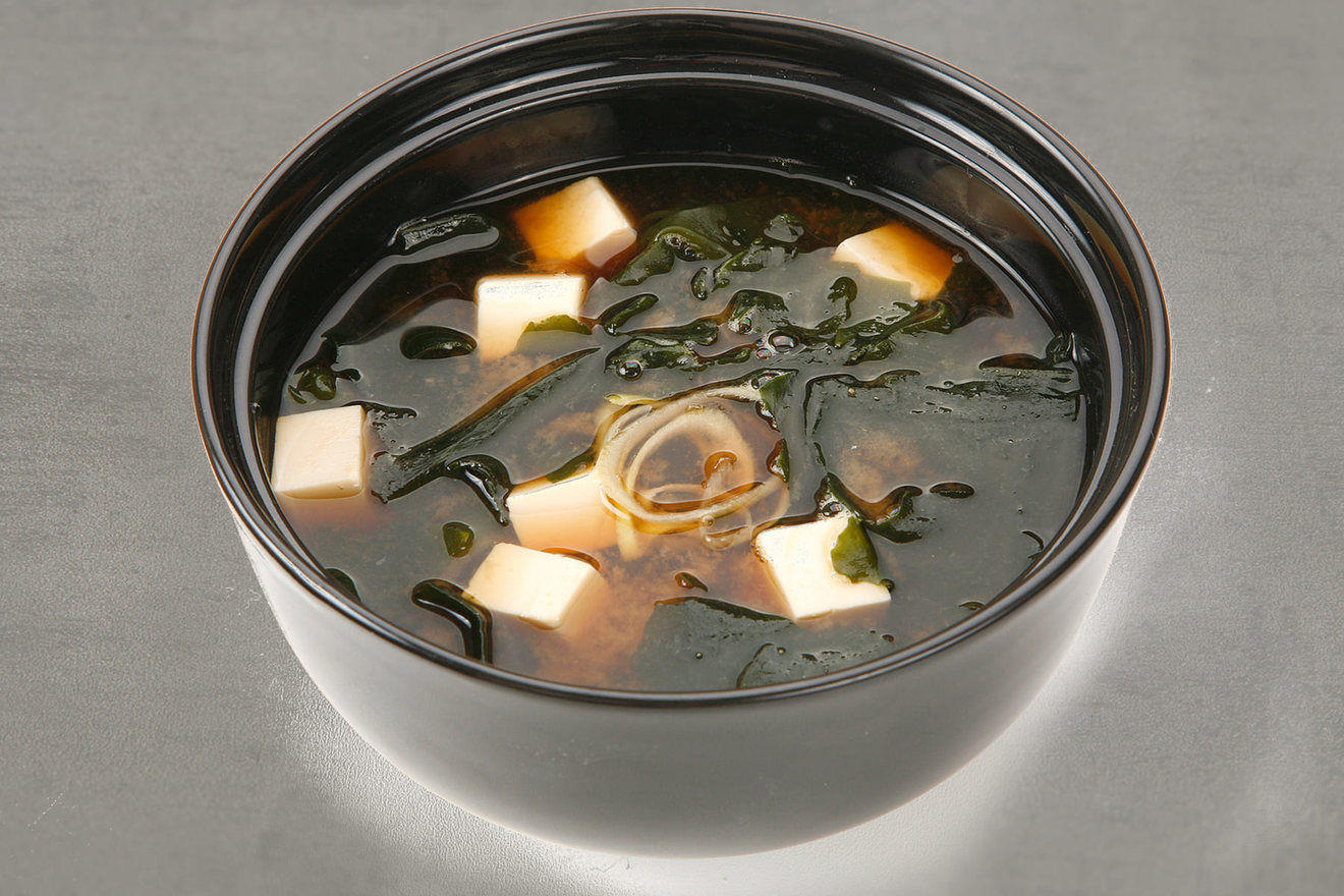 Традиционный японский суп с бульоном из мисо-пасты, с кусочками нежного соевого творога тофу и листиками водорослей вакамэ. Мисо