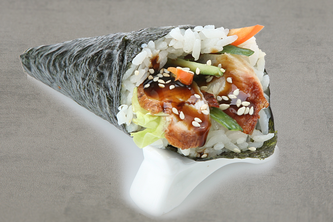 Классический темаки с копчёным угрём, салатом Айсберг, огурцом и болгарским перцем. Приправлен соусом Унаги и украшен светлым кунжутом. Темаки Унаги