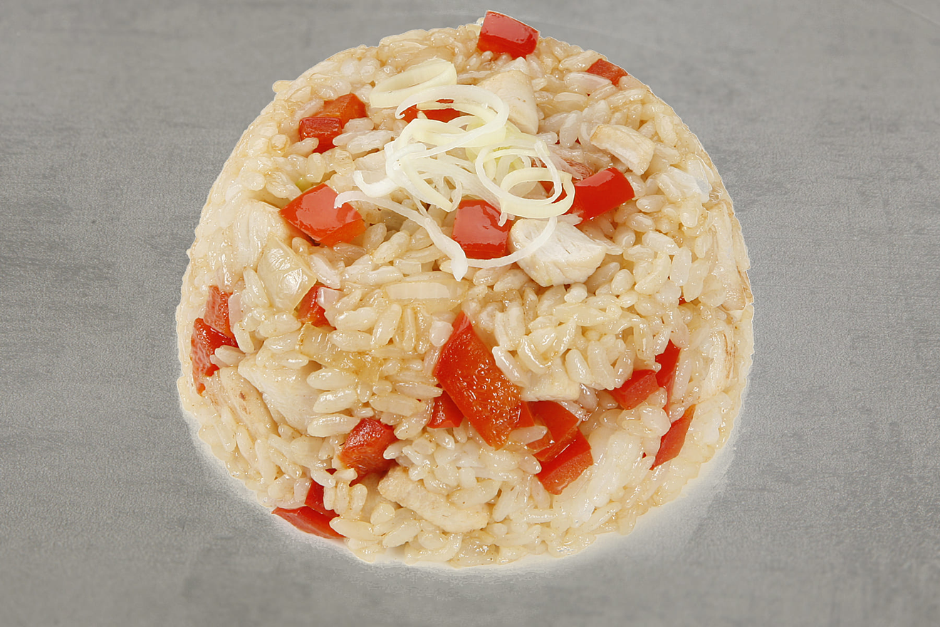 Традиционный японский рис обжаренный с кусочками куриного филе. Тори тяхан