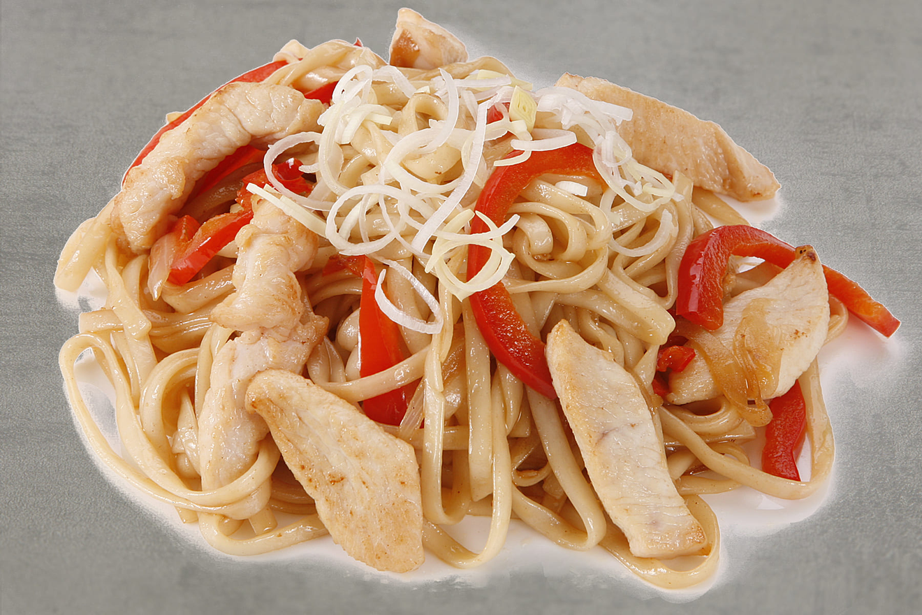 Пшеничная лапша обжаренная с куриным филе и овощами. Тори удон яки