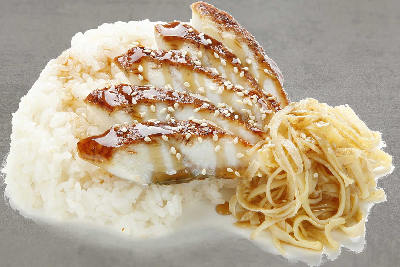 Филе копчёного угря под соусом унаги на японском отварном рисе, украшенное японским омлетом и семенами кунжута. Унаги гохан