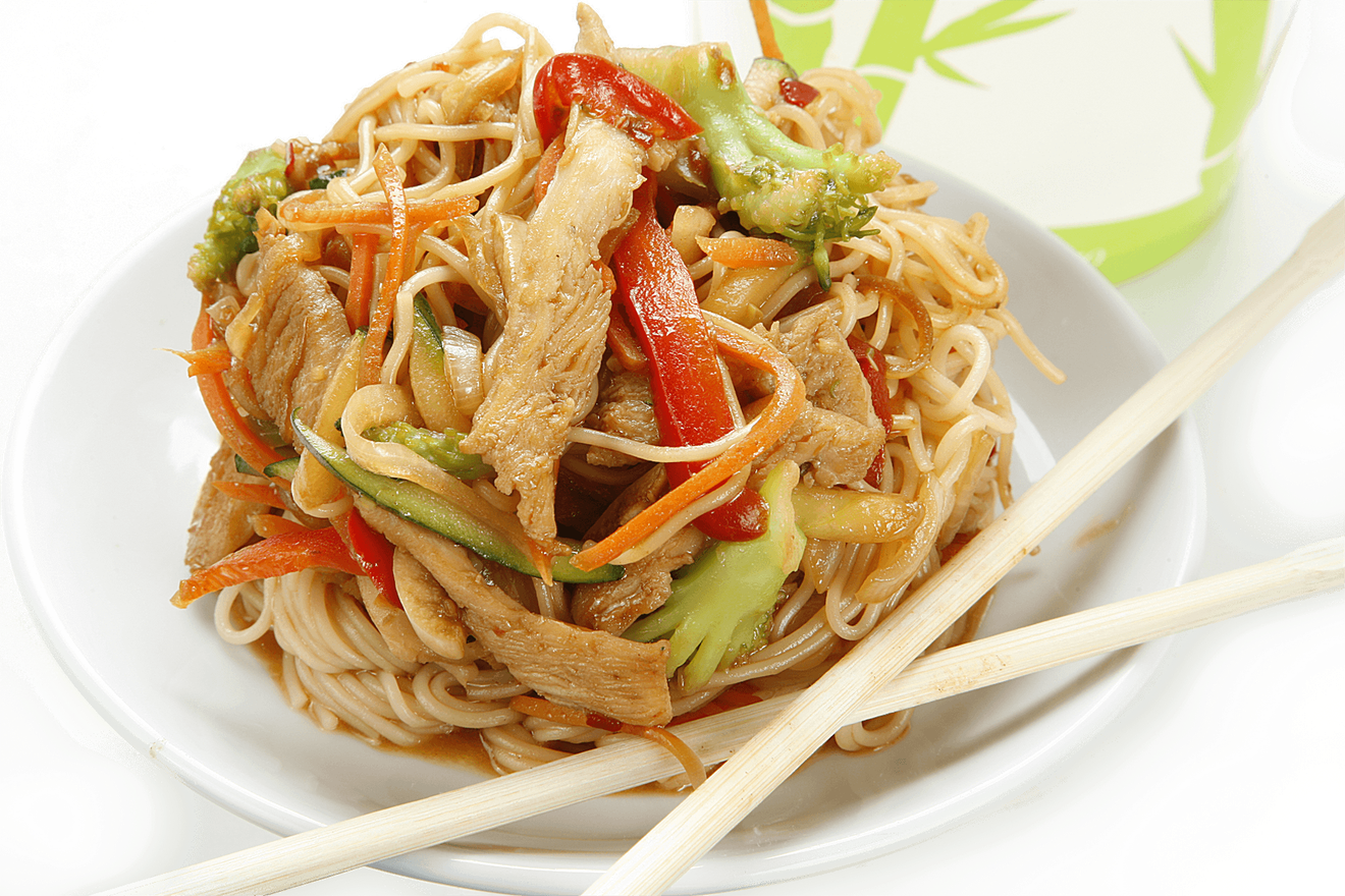 Тонкая яичная лапша с овощами (сладкий перец, цуккини, брокколи, морковь, лук) и куриным филе, приготовленная на ВОК с фирменным острым соусом. Большая порция для любителей лапши. Яичная лапша XL с овощами и курицей, соус острый