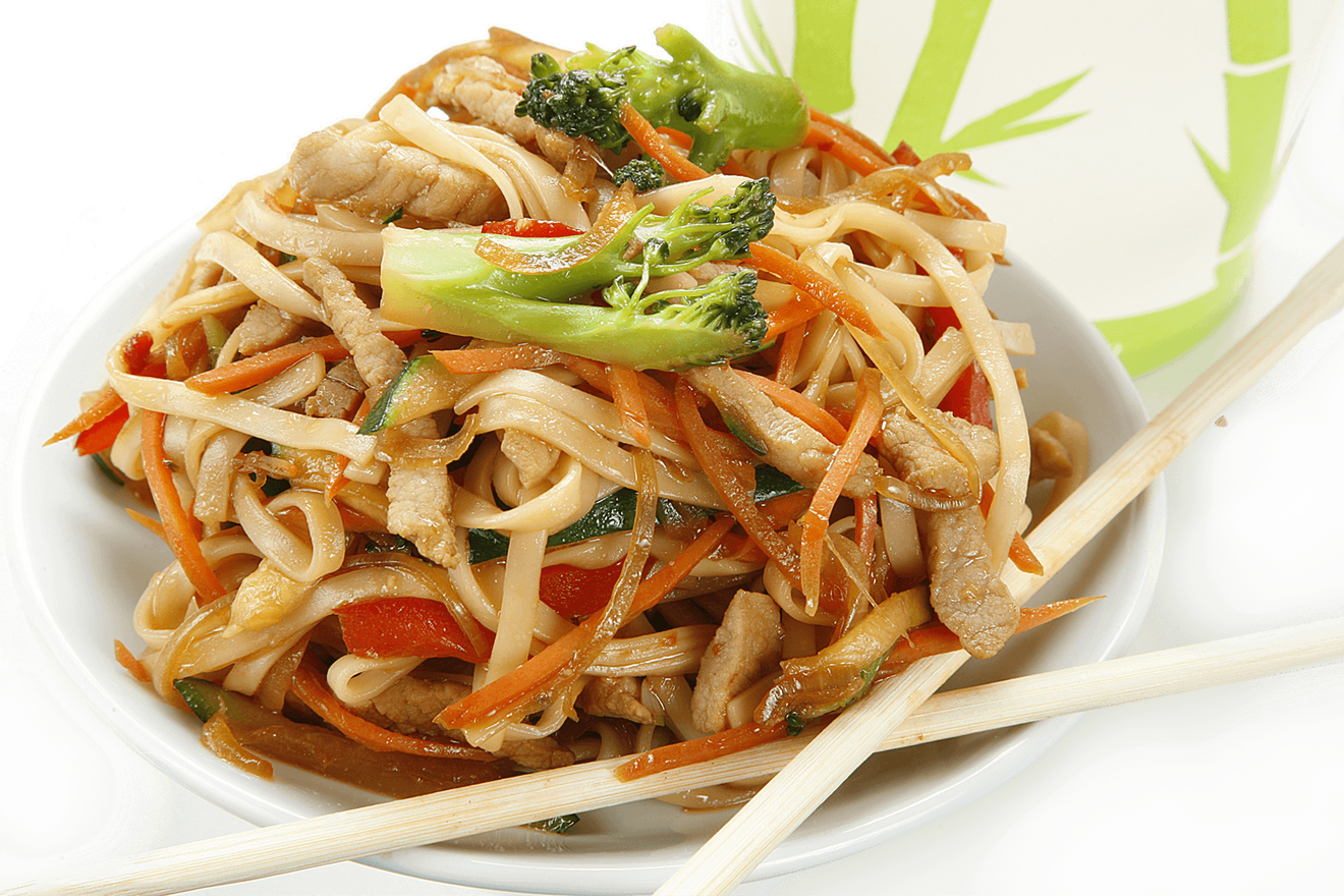 Пшеничная лапша удон с овощами (сладкий перец, цуккини, брокколи, морковь, лук) и свининой, приготовленная на ВОК с пряно-острым соусом карри. Большая порция для любителей лапши. Удон XL с овощами и свининой, соус карри