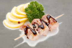 Шашлычок из лосося в беконе Шашлычок из лосося в беконе